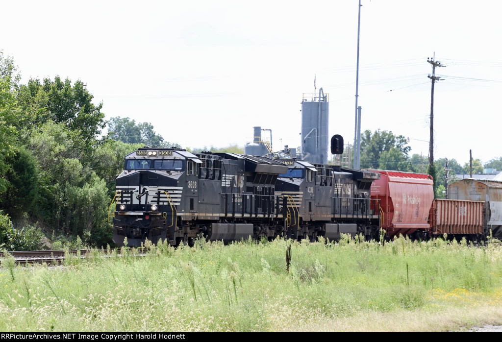 NS 3608 leads train 12R-07 northbound